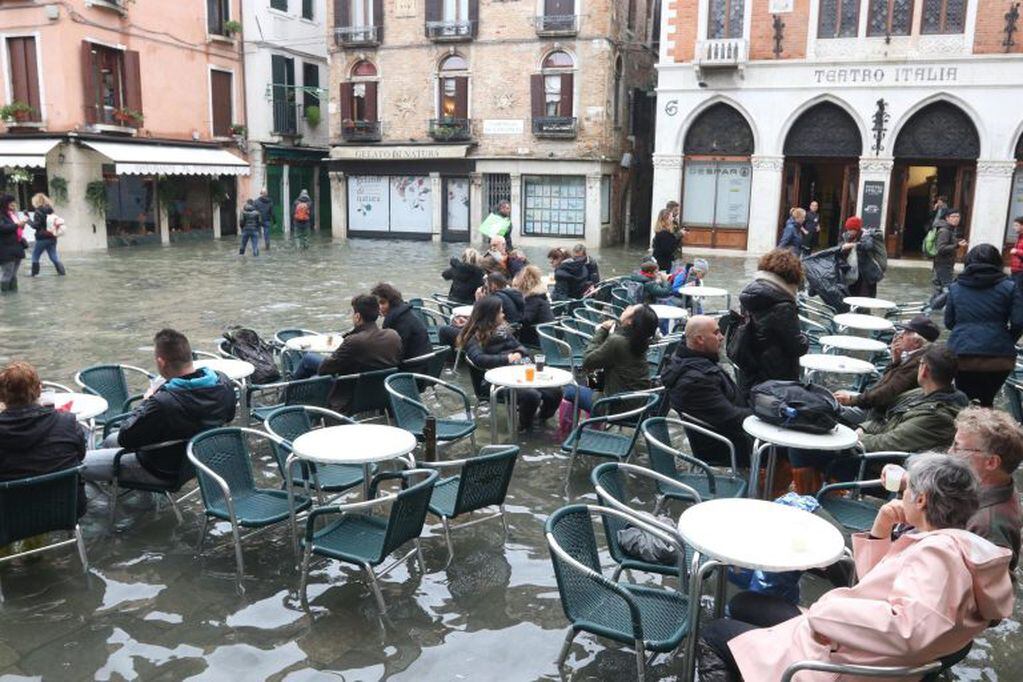 Venice (Italy), 17/11/2019.- Tourists and residents resume their normal routine despite persistent flooding in Venice, Italy, 17 November 2019. High tidal waters returned to Venice on Saturday, four days after the city experienced its worst flooding in more than 50 years. (Italia, Niza, Venecia) EFE/EPA/EMILIANO CRESPI