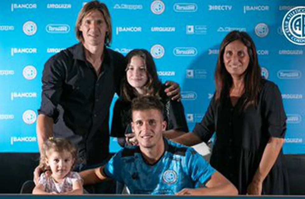 Teté González y un legado en Belgrano: su hijo Ezequiel firmó su primer contrato con el club.