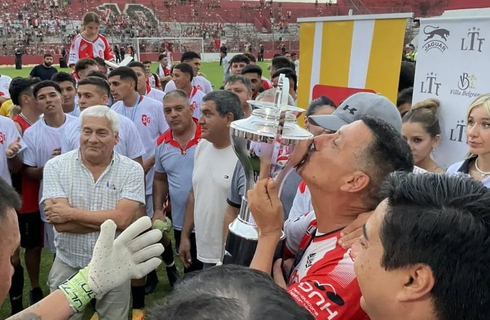 Sportivo Guzmán se hizo con la copa del campeón.