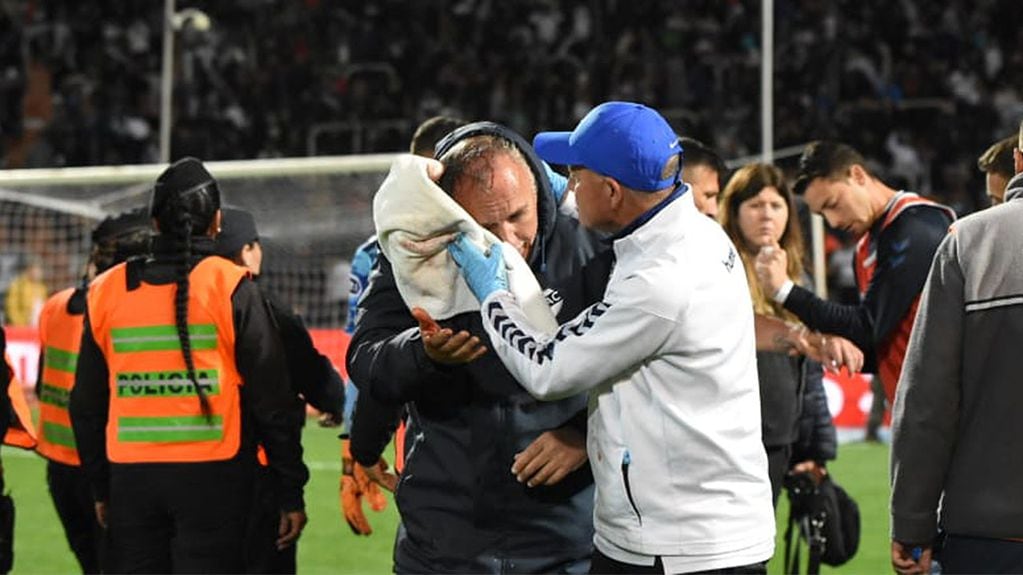 El jefe de Seguridad de Quilmes terminó herido tras un piedrazo de la barra de su club. 