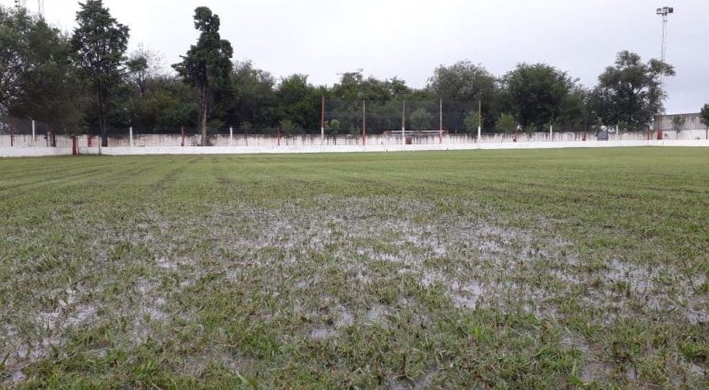 Cancha inundada (Gentileza Prensa Liga Regional Colón)