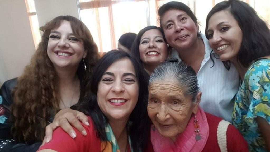 Cantoras, autoras, copleras e intérpretes junto a las autoridades en Humahuaca, tras la firma del decreto de adhesión del municipio a la Ley de Cupo Femenino en los escenarios
