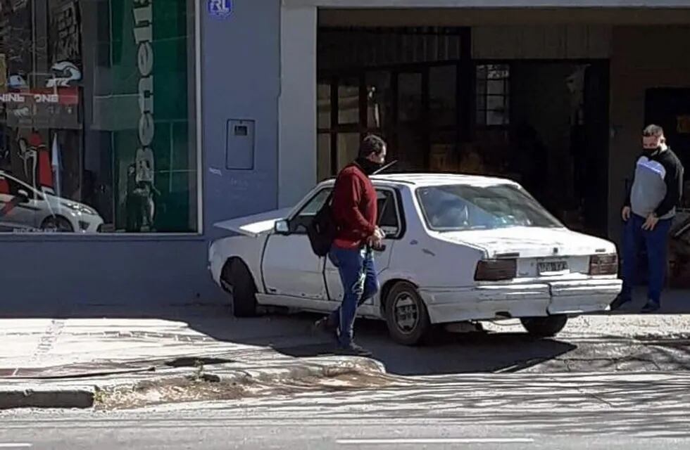Renault 18 chocado en la puerta de un supermercado en San Rafael