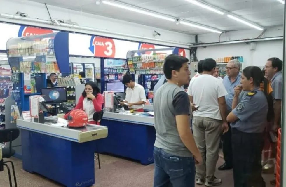 Delincuentes armados robaron un reconocido supermercado correntino. (Foto: Época)