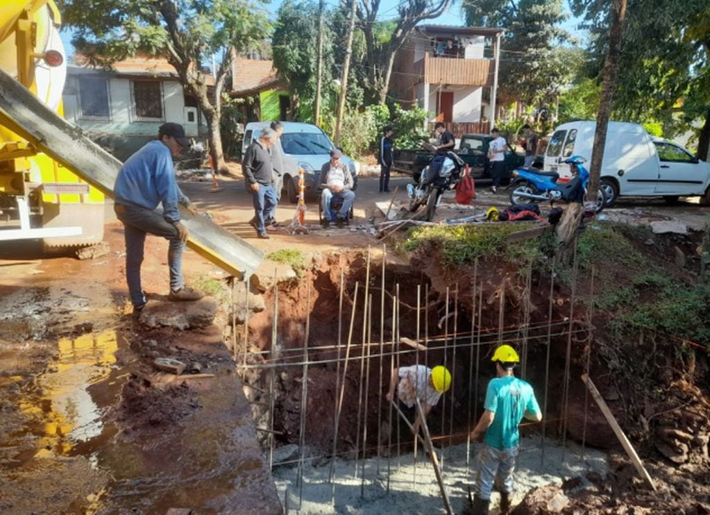 Continúan las obras viales en varias calles de Puerto Iguazú.