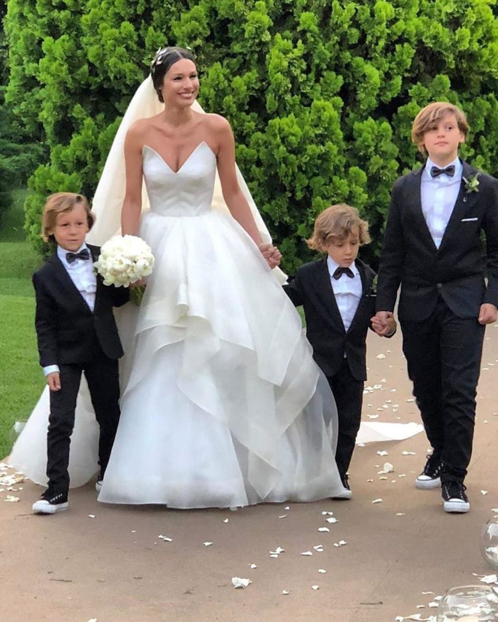 Pampita en su casamiento junto a sus hijos. (Instagram/@romifucks)