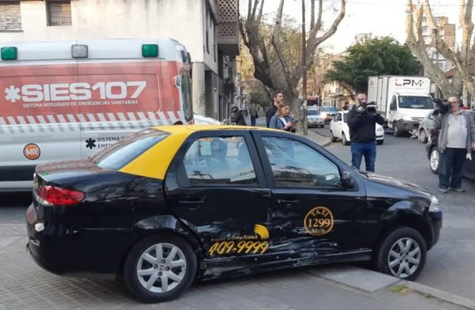El taxi Volcó y los vecinos de Vera Mujica y Tucumán lo dieron vuelta. (Vía Rosario)