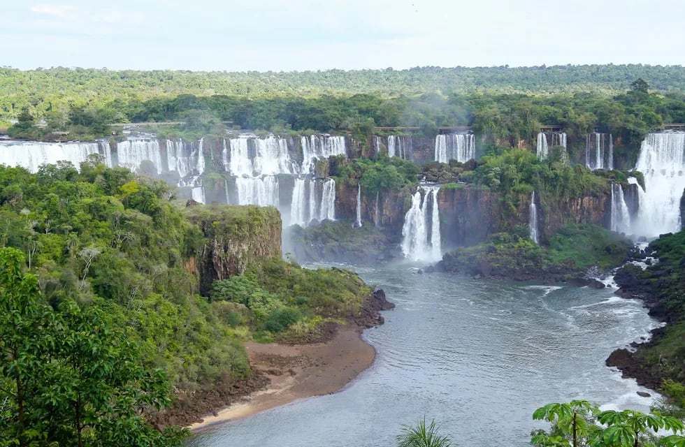 Gracias a las lluvias de los últimos días en la cuenca del río Iguazú aumentó el caudal de agua.