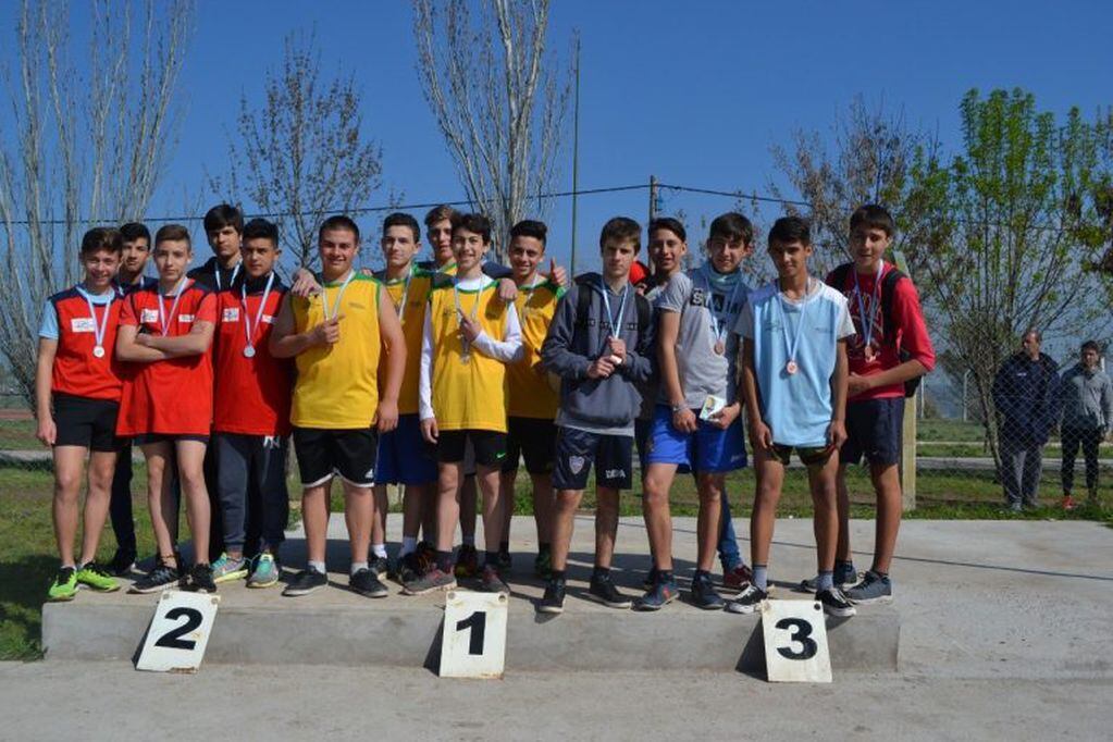 Los chicos en el podio de los ganadores (Gobierno de La Pampa).
