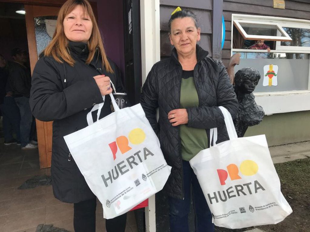 Elisa y Mónica con sus kit de Pro Huerta Tolhuin, Tierra del Fuego.