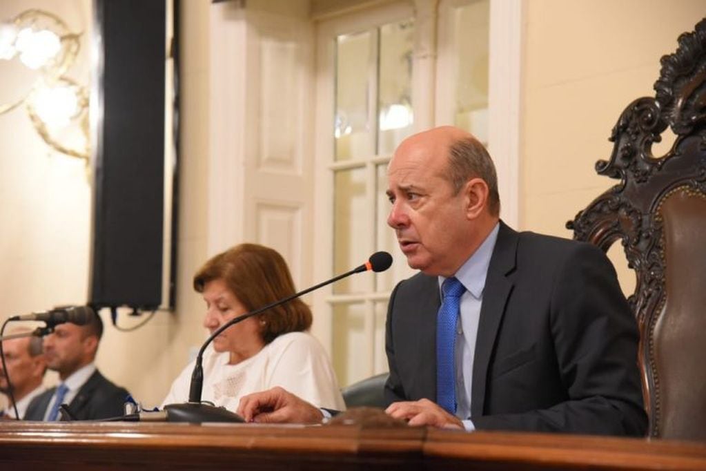 Gustavo Canteros presidente del Senado