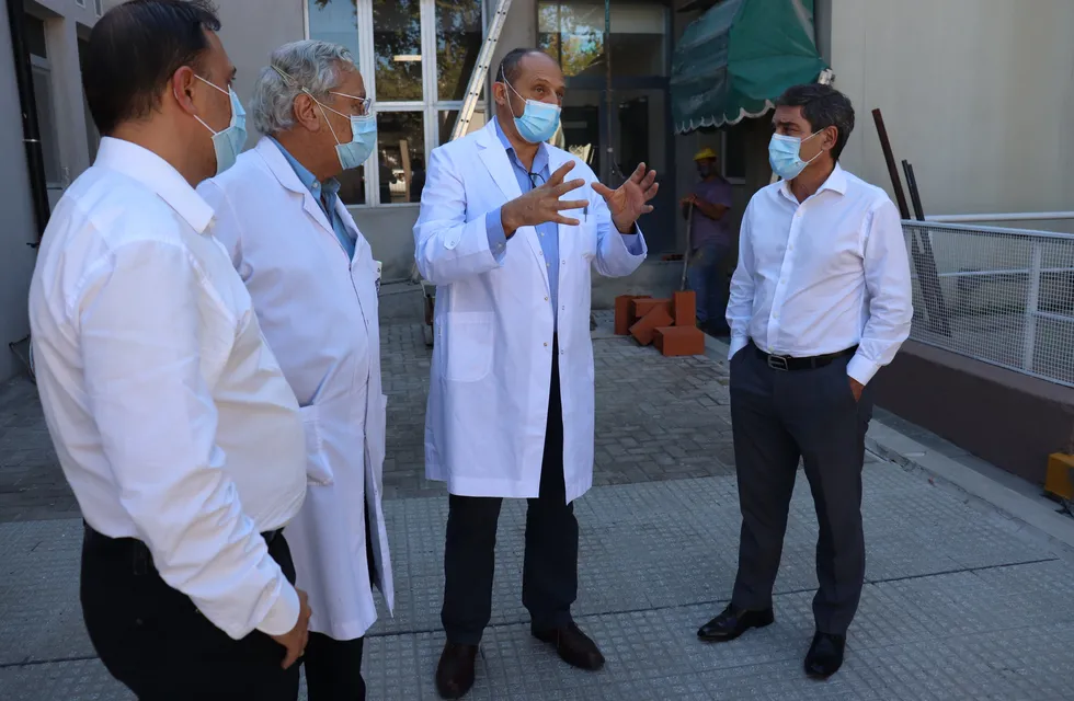 Fernán Quirós con la nueva guardia del Hospital Vélez Sarsfield (Foto: Twitter)