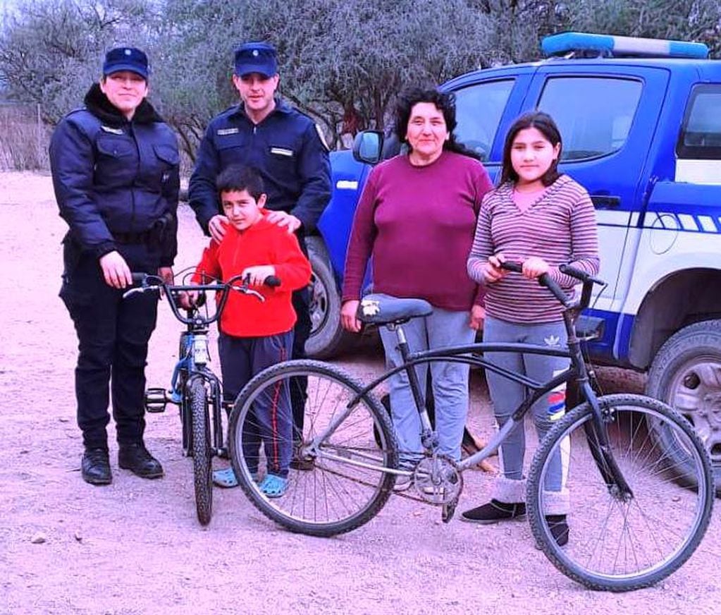 Regalaron bicicletas a dos hermanitos que caminaban varios kilómetros para ir a la escuela.