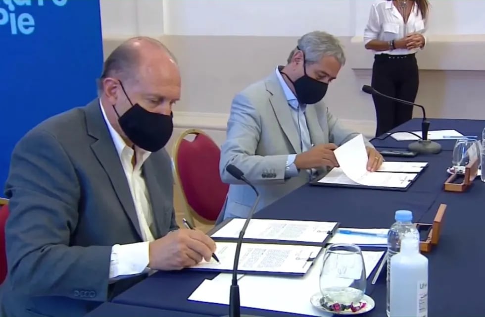 El rafaelino firmó dos convenios con el ministro de Desarrollo Territorial y Hábitat de la Nación, Jorge Ferraresi. (Gobierno de Santa Fe)