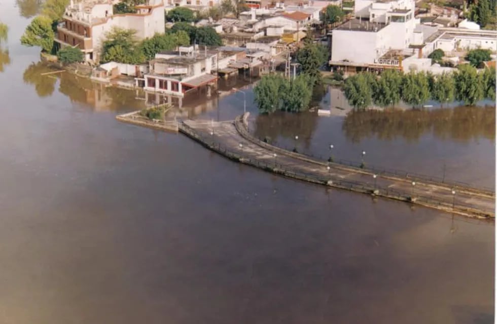 Puente inundado en 1992 Carlos Paz