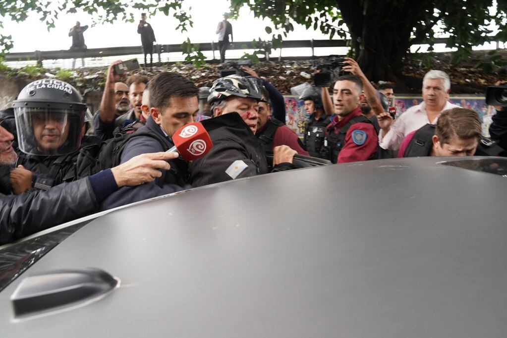 Protesta de colectiveros. El ministro de Seguridad Sergio Berni fue agredido por los manifestantes y debió ser evacuado en un auto blidando. (Maxi Failla / Clarín)