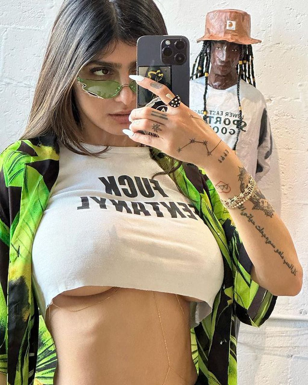 Mia Khalifa posó con su remera underboob estampada con el mensaje "Fuck Fenantyl"