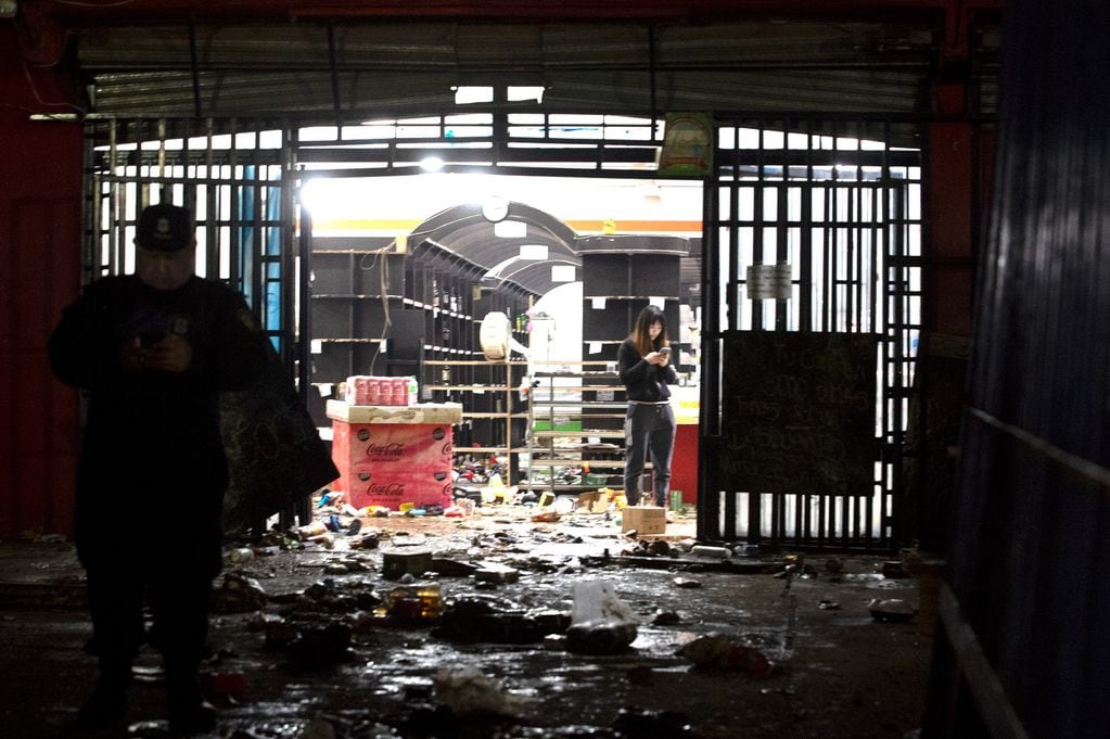 Violento saqueo a un supermercado chino en Moreno: destrozaron el comercio y lo prendieron fuego. Foto: Clarín.