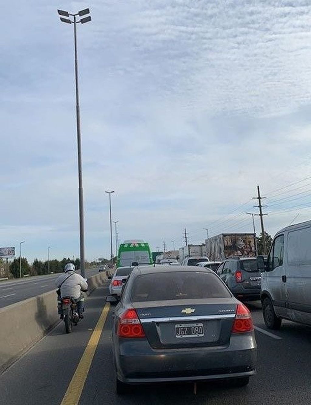 Demoras por accidente fatal en Autopista La Plata-Buenos Aires (Twitter).