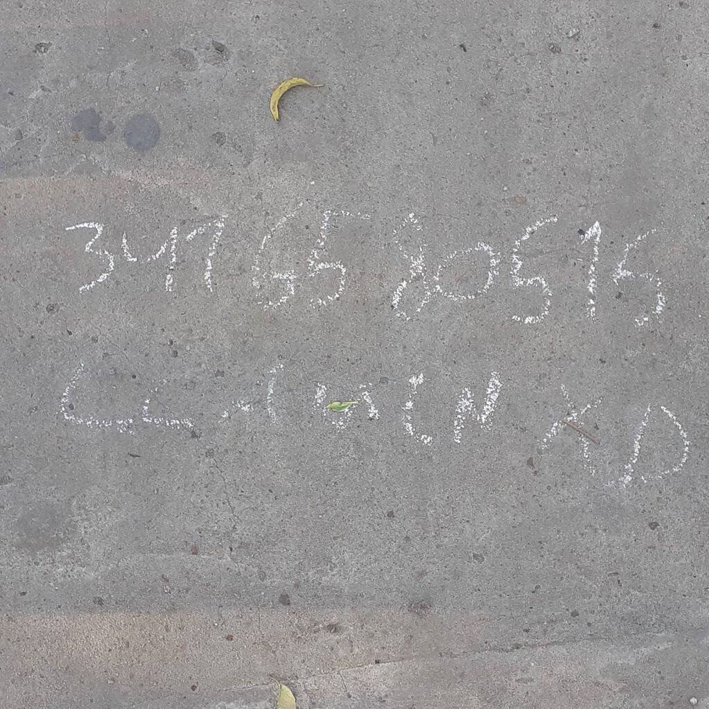 El número de línea fue hallado a metros de la escena del crimen en la carpeta de cemento de la vereda.