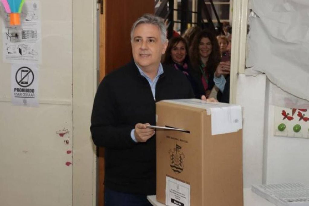 El gobernador electo de Córdoba, Martín Llaryora, emitió su voto en las elecciones para intendente.