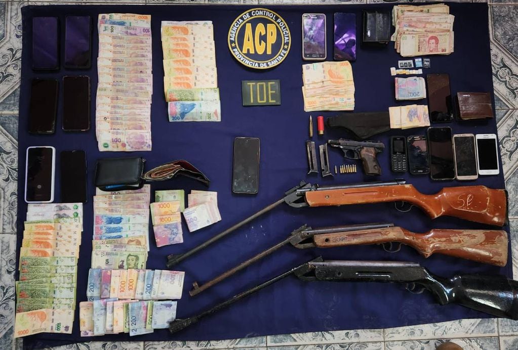 La policía secuestró armas de fuego y dinero en efectivo.