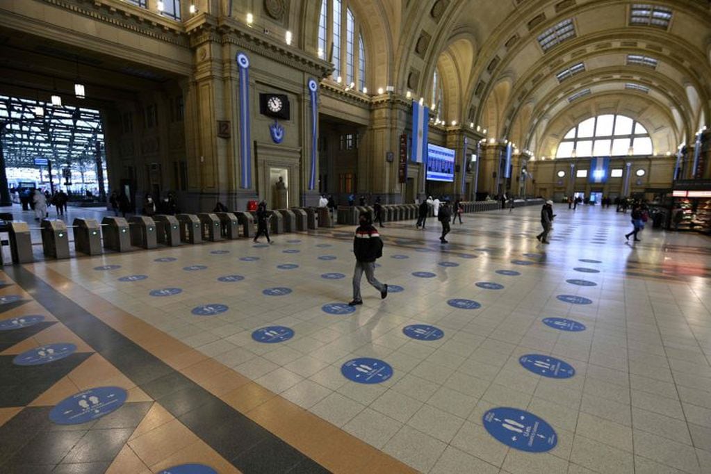 View of Constitucion train station during the tighten virus lockdown measures against the spread of the novel coronavirus, COVID-19, in Buenos Aires, Argentina, on July 1, 2020. - The pandemic has killed at least 511,312 people worldwide since it surfaced in China late last year, according to an AFP tally at 1100 GMT on Wednesday based on official sources. (Photo by Juan MABROMATA / AFP)