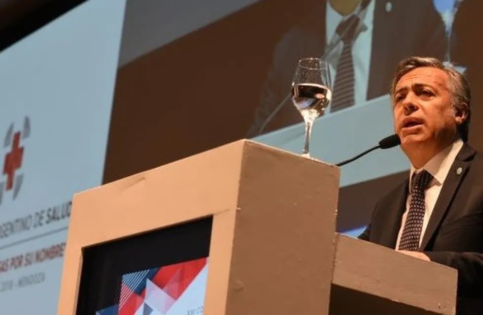 El Gobernador Alfredo Cornejo en pleno discurso en el XXI Congreso Argentino de Salud.