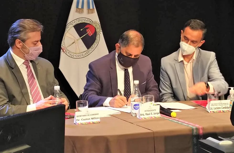 El intendente Jorge al momento de firmar el acuerdo de hermanamiento entre San Salvador de Jujuy y la ciudad de Campo Grande (Brasil).