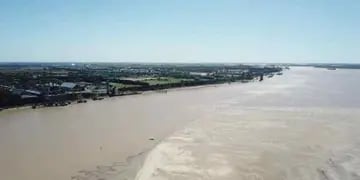 ARENA. En varias secciones del Paraná hay "islas" de arena debido a la bajante del río. (Gentileza Bolsa de Comercio de Rosario)