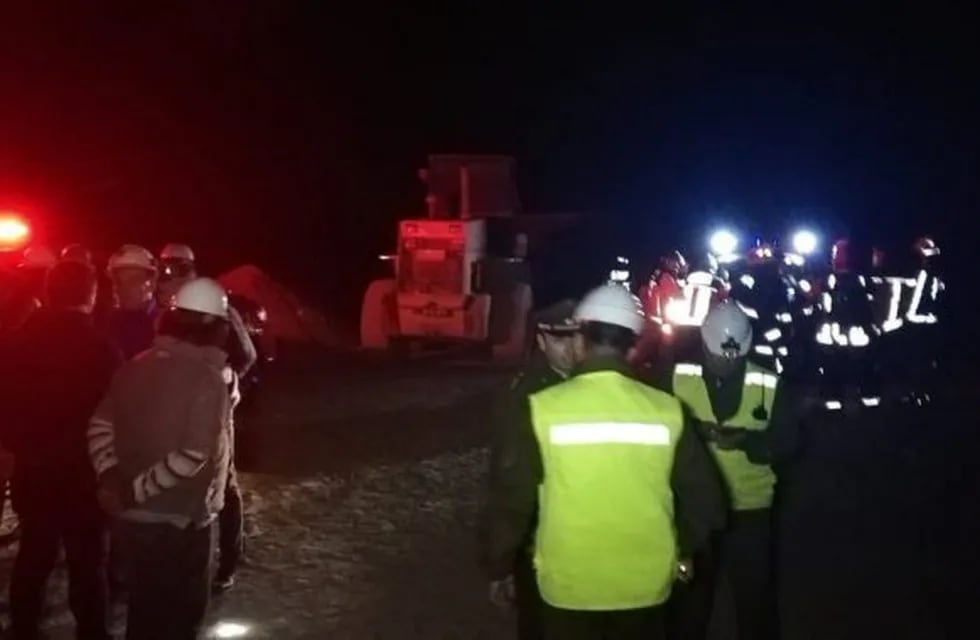 Tres mineros de nacionalidad boliviana quedaron atrapados tras derrumbarse una mina en el norte de Chile. (Foto: Twitter/@AgenciaTelam)