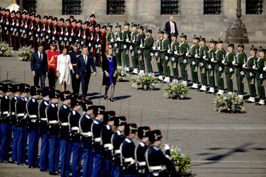 AMS02 AMSTERDAM (HOLANDA) 27/03/2017.- El primer ministro de Holanda, Mark Rutte (i), el presidente de Argentina, Mauricio Macri (c-d), y su esposa, Juliana Awada (c-i), participan en una ceremonia ante el Monumento Nacional de la plaza Dam en Amsterdam (