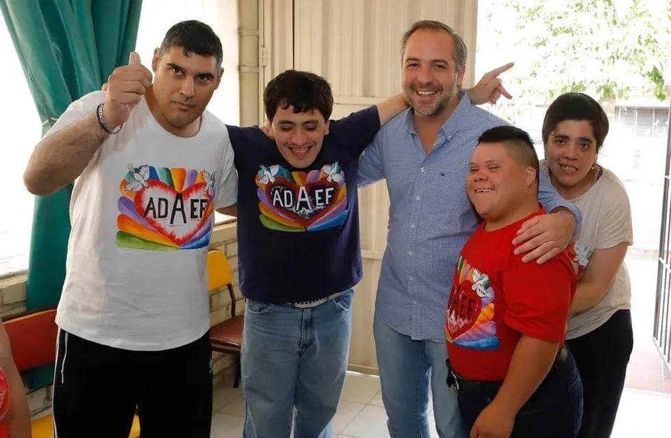 Algunos de los chicos de ADAEf Maipú, junto a su padrino, Matias Stevanato.