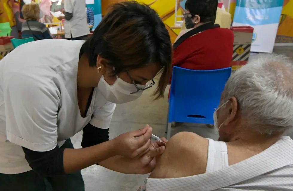 Vacunación contra Covid 19 (Foto: Orlando Pelichotti / Los Andes)