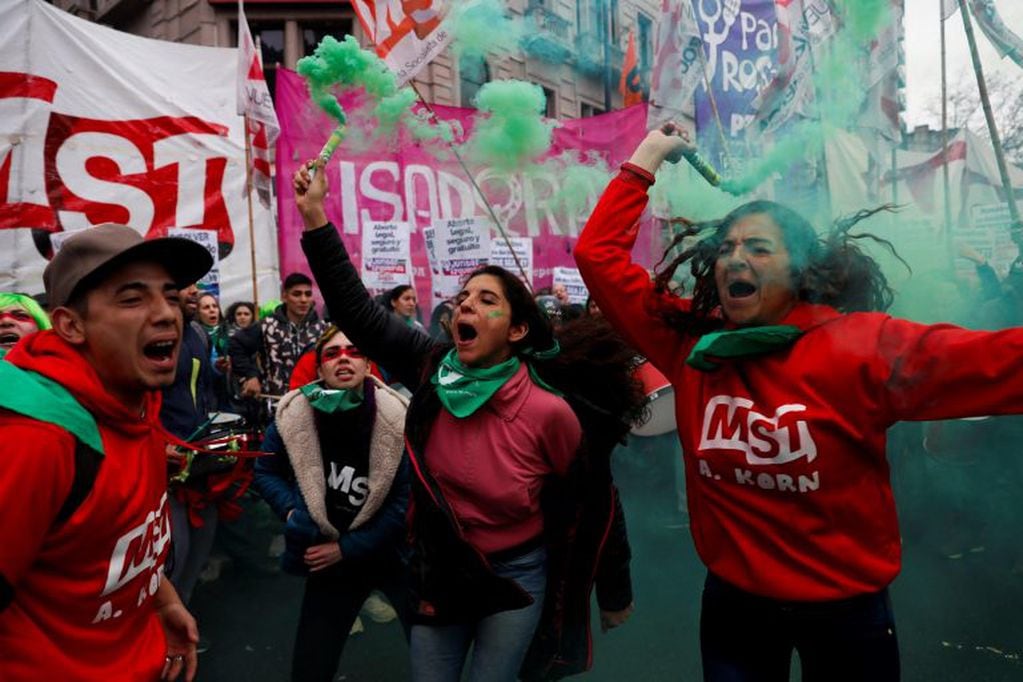 Centenares de personas a favor de la ley del aborto se manifiestan hoy, miércoles 08 de agosto de 2018, en el exterior del Senado en Buenos Aires (Argentina). 
EFE/David Fernández