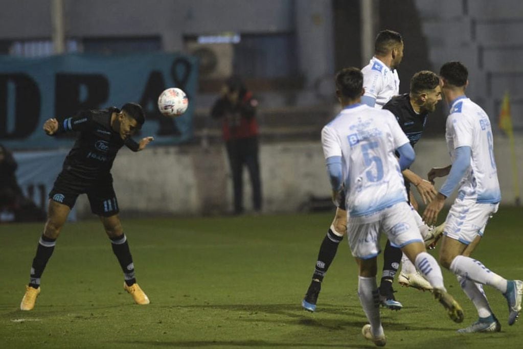 Balboa marca el 1-0 de Belgrano ante Temperley en el Gigante de Alberdi. (Facundo Luque)