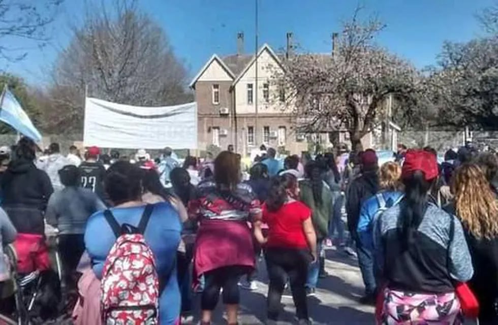 Cabín 9 se puso de pie: cientos de feriantes de Pérez marcharon por tercera vez a la Municipalidad (Facebook Cabín 9 se puso de pie)