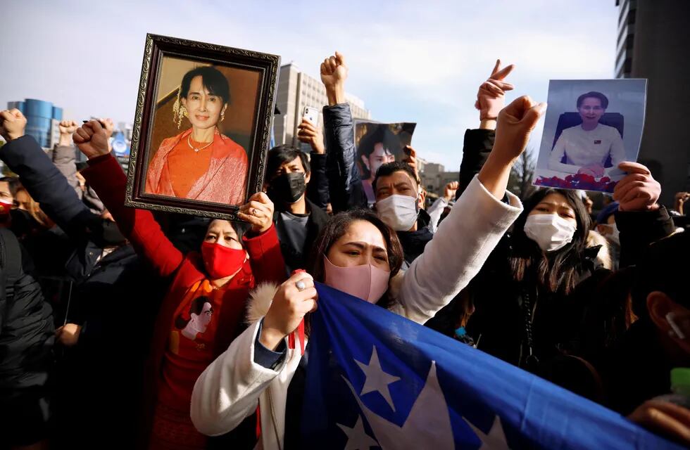 Birmanos residentes en Japón sostienen imágenes de Aung San Suu Kyi mientras protestan en contra del golpe de Estado.