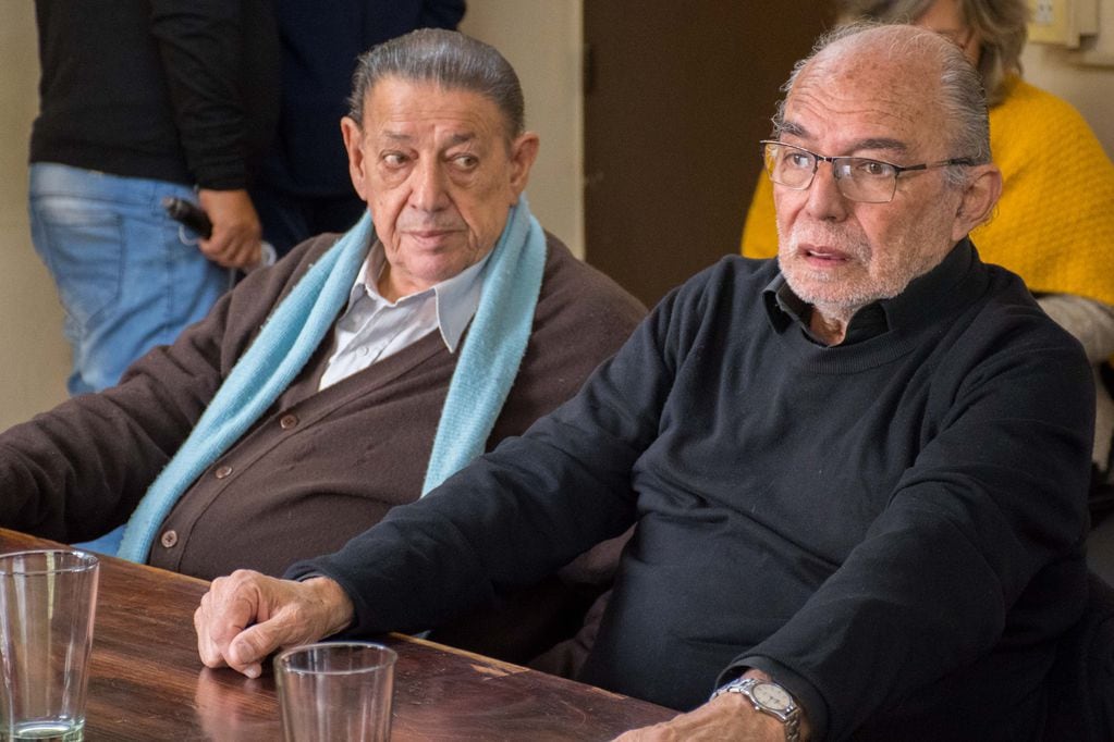 Roberto Cruz (izq.) y Rodolfo Pacheco refirieron a los legisladores comunales la situación por la que atraviesa el Teatro El Pasillo, a un año de la muerte de su fundador, en un contexto de desfinanciamiento de la cultura.