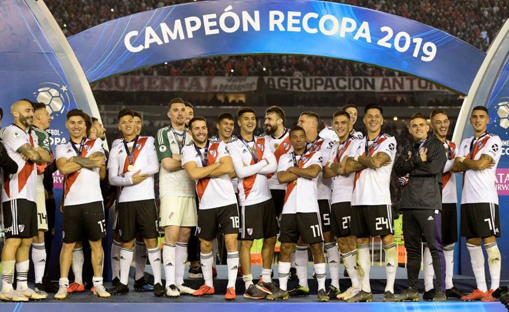Los jugadores de River posando en "modo Oso" tras ganar la Libertadores en 2018 (AFP)