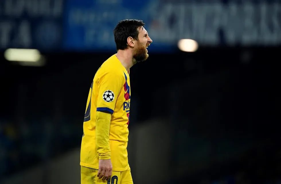 Barcelona's Argentine forward Lionel Messi reacts  during the UEFA Champions League round of 16 first-leg football match between SSC Napoli and FC Barcelona at the San Paolo Stadium in Naples on February 25, 2020. (Photo by Filippo MONTEFORTE / AFP)