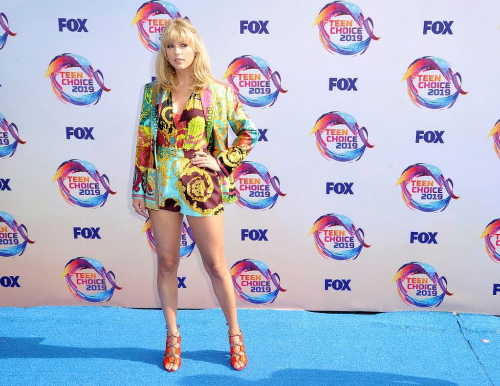 Este es el look que lució Taylor Swift en los últimos Teen Choice Awards. Crédito: Richard Shotwell/Invision/AP.