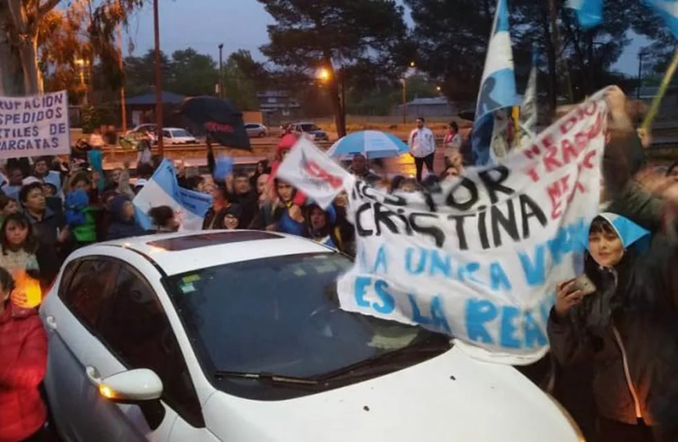 Militantes esperan la llegada de Cristina (Vía Santa Rosa)