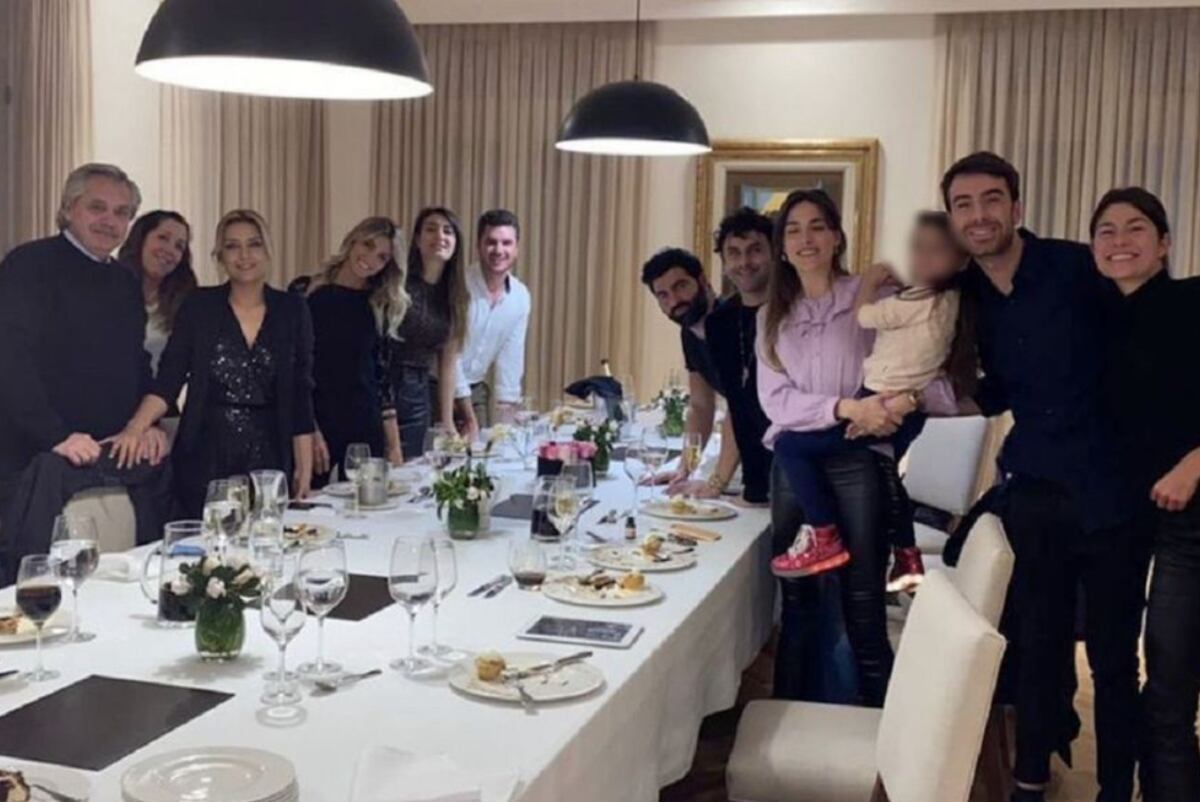 La foto donde está presente la pareja presidencial junto al resto de los invitados de esa noche. 