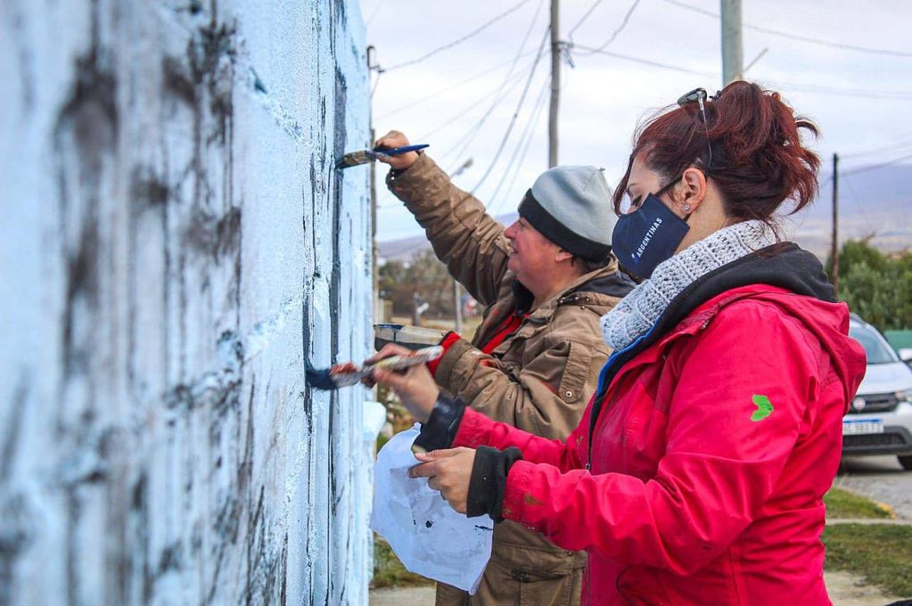 El mural estuvo a cargo de las artistas tolhuinenses Lioren Burgos y Hona Roth, la obra está ubicada frente a la Plazoleta “Veteranos de Malvinas” sobre calle Rafaela Ishton.