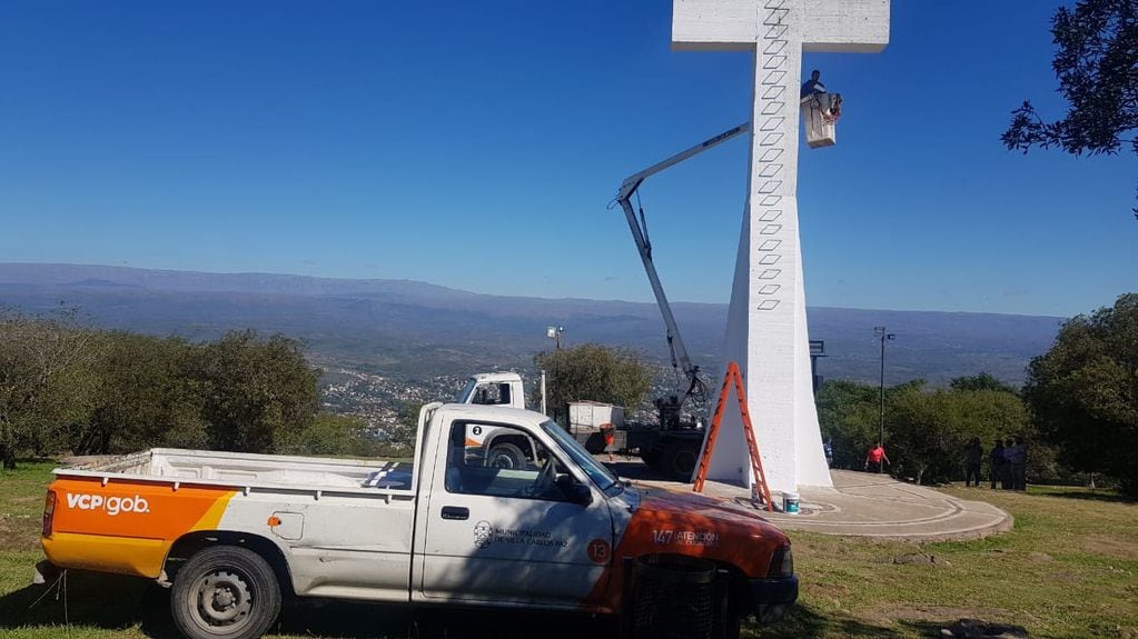 Ultiman detalles para Semana Santa en Carlos Paz: mejoran sectores del Cerro La Cruz.
