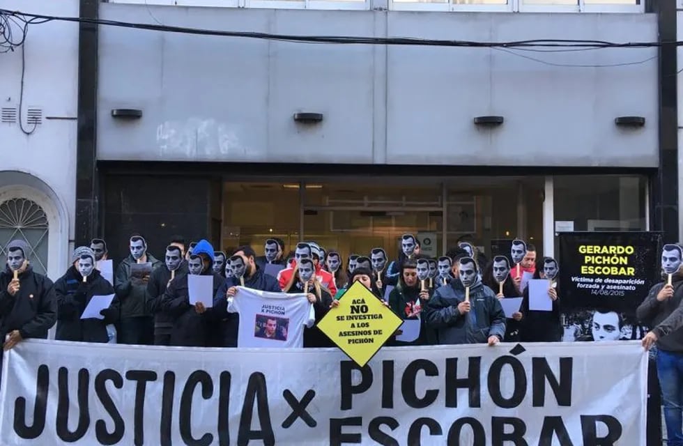 La protesta se realizó frente a la sede ubicada sobre Entre Ríos al 700. (@causaorgpopular)