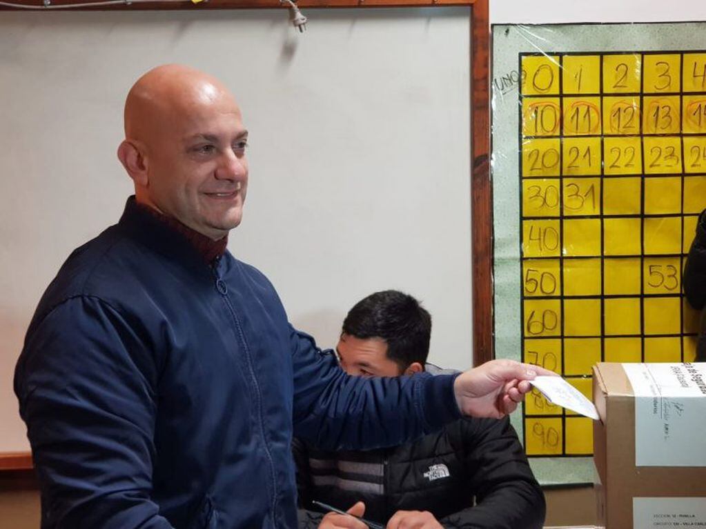 Daniel Gómez Gesteira emitiendo su voto en el Instituto Parroquial de Carlos Paz. (Foto: gentileza Yanina F.).