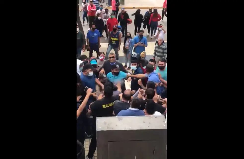 Un grupo de manifestantes intentó tomar la municipalidad de La Rioja. (Captura de video)