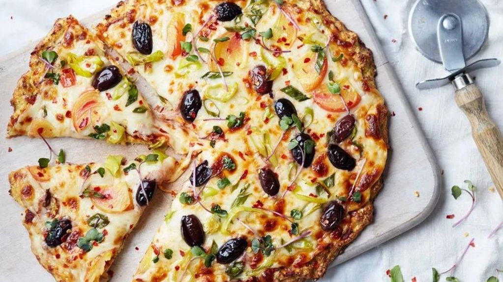 Tu ensalada favorita convertida en pizza: cómo preparar esta comida en simples pasos
